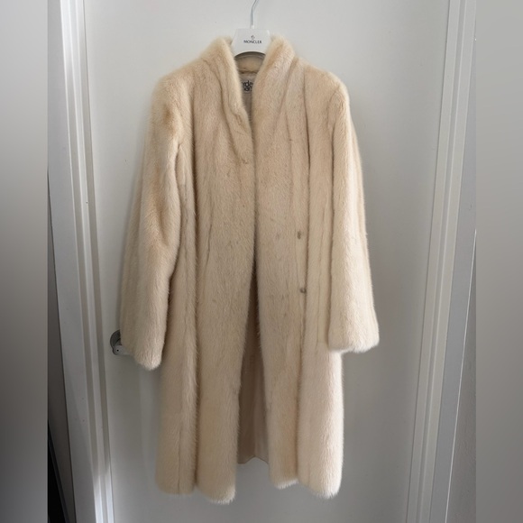 Jackets & Blazers - Elegant Ivory Mink Fur Coat -S/M